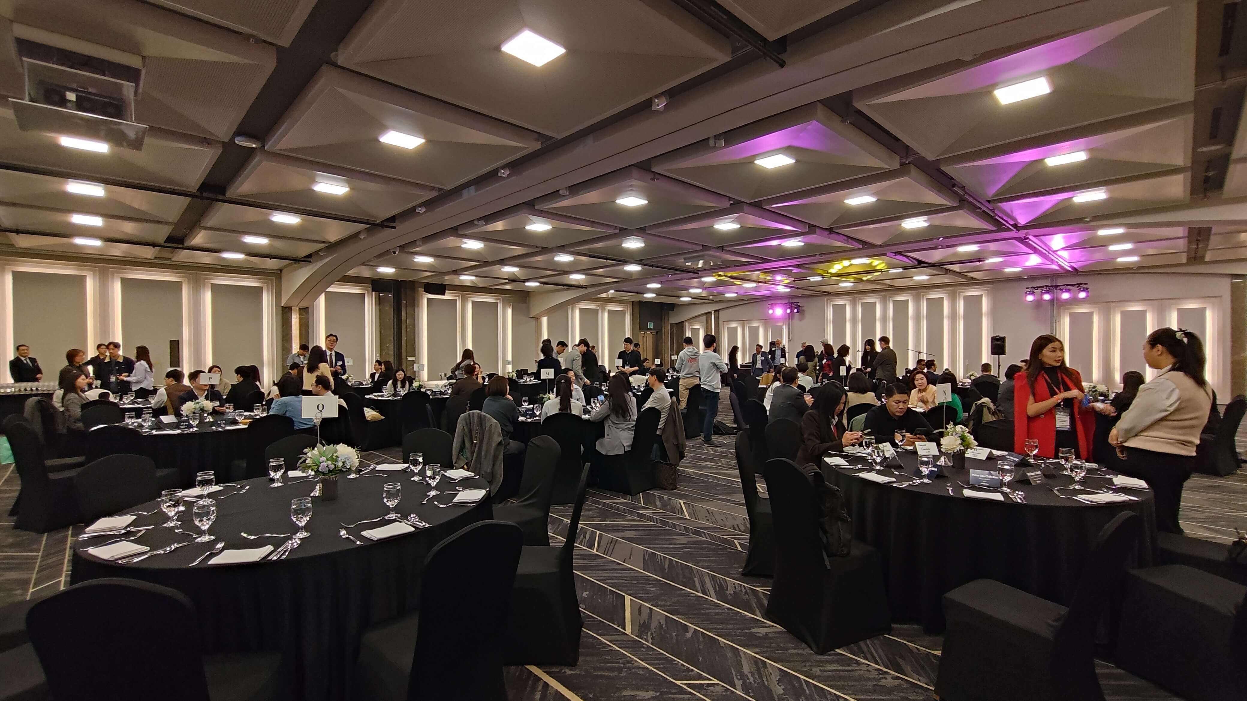 Attendees gather for an elegant evening of networking and dinner at DMS 2025, exchanging ideas in a relaxed and vibrant setting in Seoul.